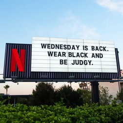 Serialul „Wednesday” a fost lansat pe 23 noiembrie 2022 și în scurt timp a devenit cel mai vizionat serial în limba engleză