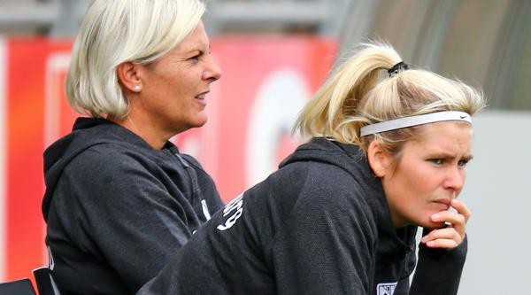 Tanja Schulte (links) und Imke Wübbenhorst bilden das Trainerduo der Zweitliga-Fußballerinnen des BV Cloppenburg.