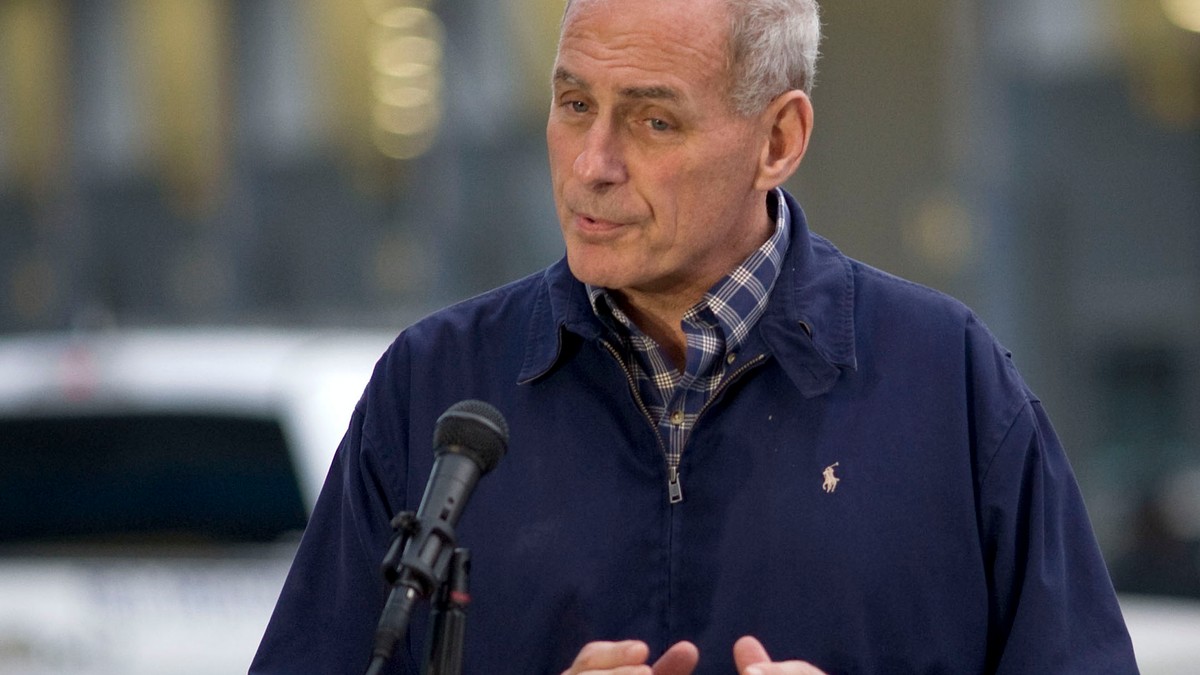 John Kelly, la o conferinta de presă