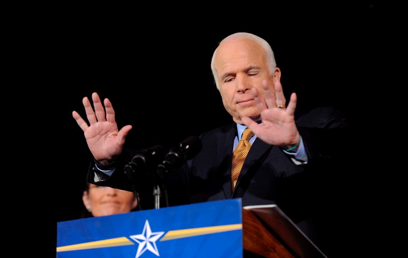 Mesajul de rămas bun al lui McCain pentru americani: L-a atacat pe Trump și i-a ales pe Bush și Obama să țină discursuri la funeraliile lui