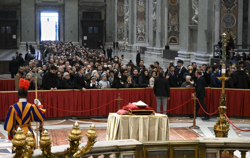 Mii de credincioși stau la coadă pentru a-i aduce un ultim omagiu Papei Benedict al XVI-lea, la Bazilica Sf. Petru de la Vatican