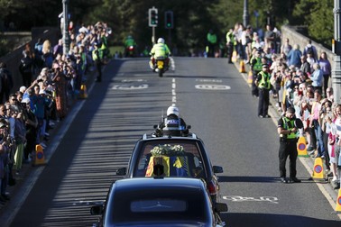 Sicriul Reginei Elisabeta a II-a traversând Podul Dean. Sicriul este transportat de la Edinburgh la Londra | Foto: Profimedia Images