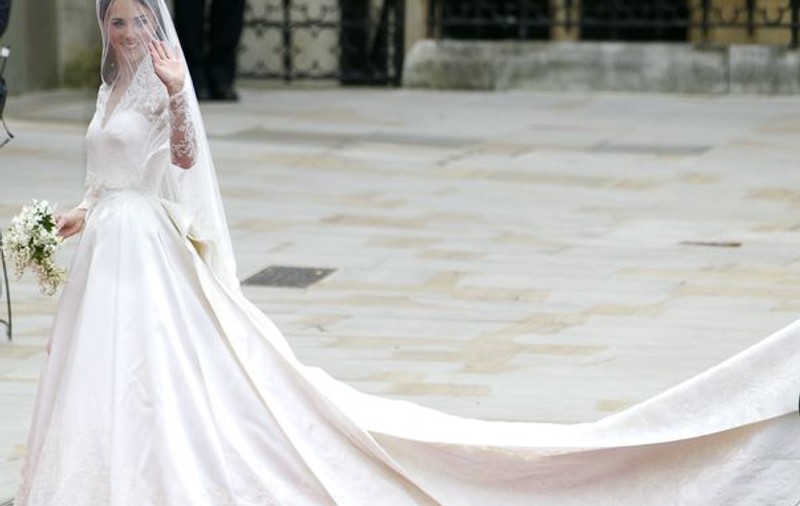 Uite cât a costat rochia de mireasă a Prințesei Catherine!