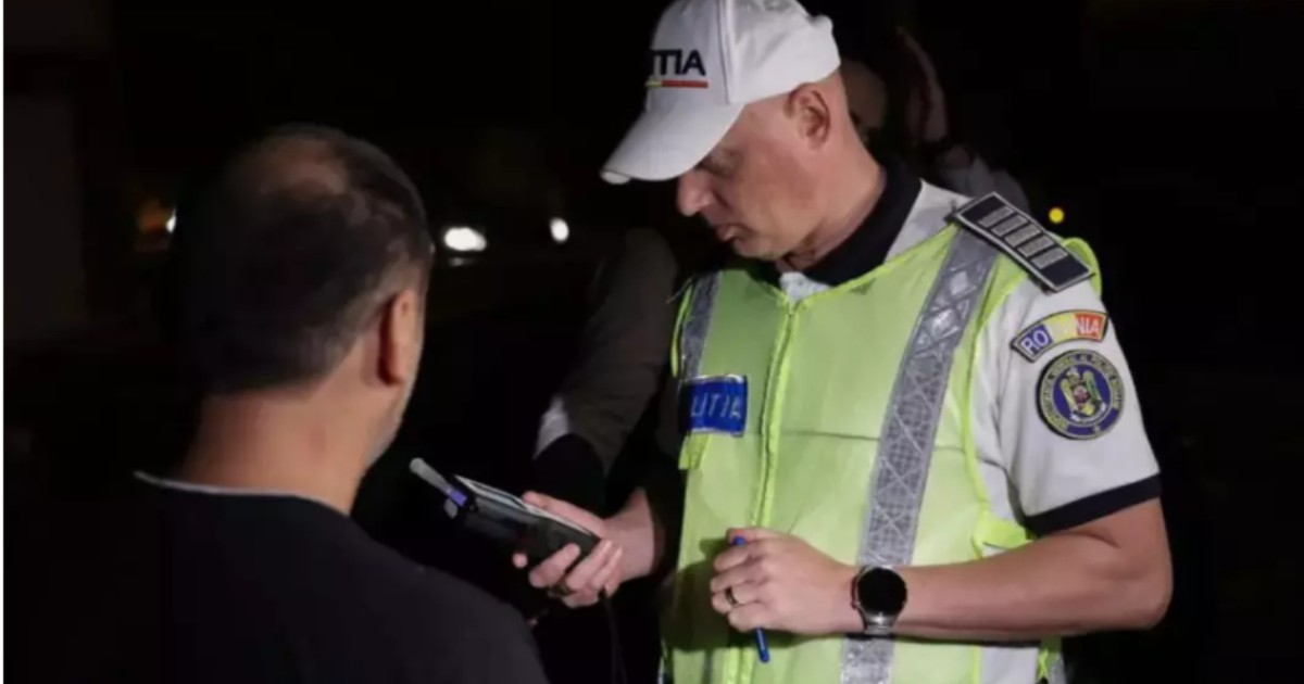 În imagine este ilustrat un bărbat care este testat pentru alcool de către un polițist.