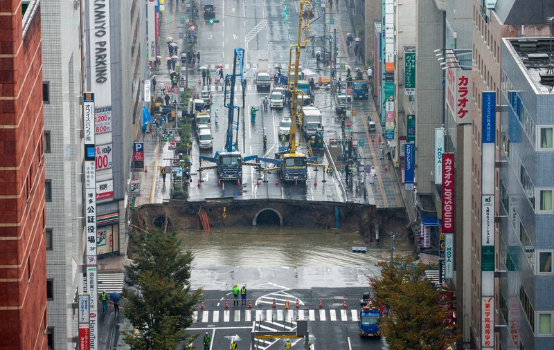 Lecția de eficiență japoneză a dat greș! Groapa uriașă, care a înghițit o intersecție dintr-un oraș japonez, a reapărut