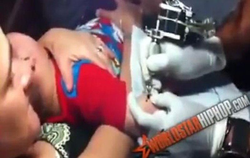 Ce mamă denaturată! ÎŞI ŢINE CU FORŢA copilul ca să-i facă tatuaj | VIDEO