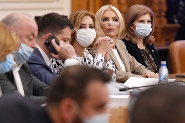 Deputatele PSD Alina Tănăsescu, Laura-Cătălina Vicol-Ciorbă și Simona Teodoriu participă la audierea ministrului justiției din cabinetul propus de premierul desemnat Dacian Cioloș, în comisia parlamentară de specialitate, marți, 19 octombrie 2021, la Palatul Parlamentului. Foto Hepta