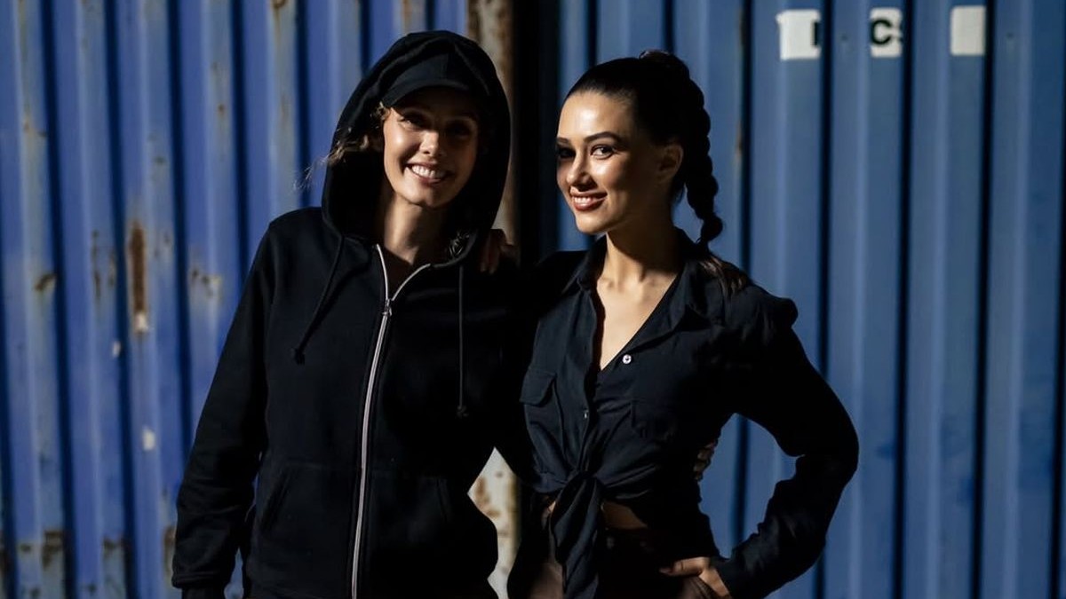 Esther Acebo și Mădălina Bellariu Ion în filmul „Acel Martie” („That March”)