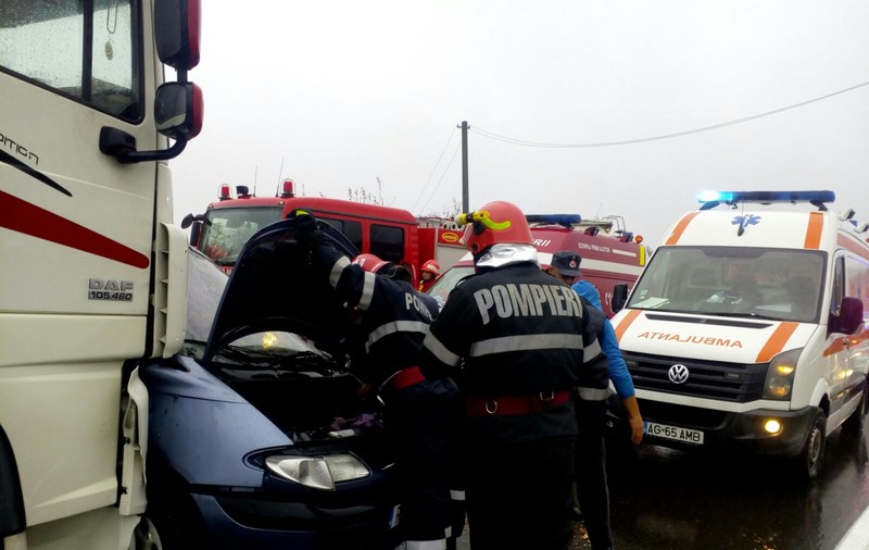 Autospecială de pompieri care se întorcea de la un accident, lovită de un TIR în Argeș