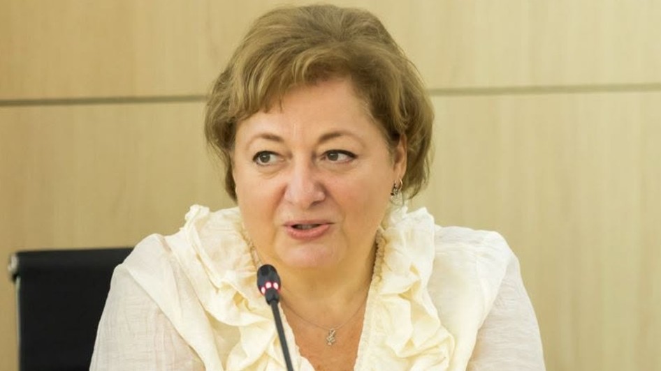 Florinela Georgescu, director de prognoză al ANM, cu părul blond-șaten vorbind la un microfon în cadrul unei conferințe sau prezentări oficiale.   