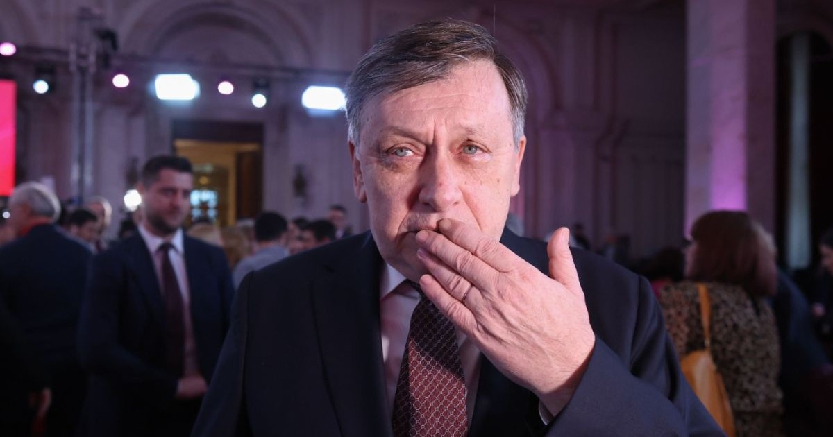 Crin Antonescu, duminică, 2 februarie 2025, la Congresul extraordinar al PSD în care i-a fost confirmată candidatura la alegerile prezidențiale din 2025