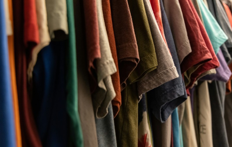 Garderoba masculină perfectă: confort, stil și versatilitate cu tricouri și pantaloni trening