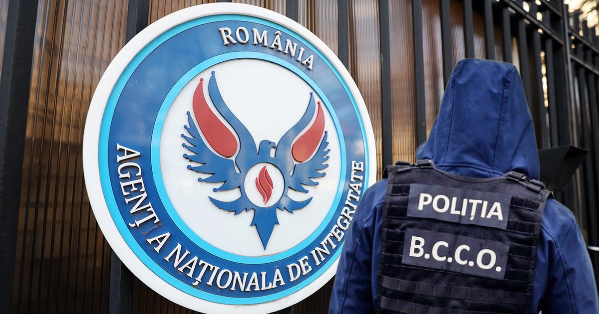 Un politist cu spatele si o sigla alb cu albastru si roșu