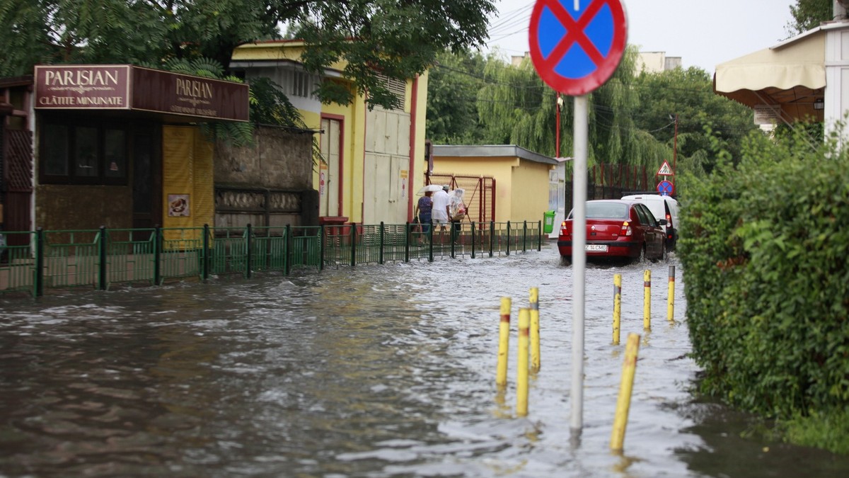 FOTO/ Inundații în municipiul Buzău, din cauza unei ploi torențiale care a durat o oră și jumătate