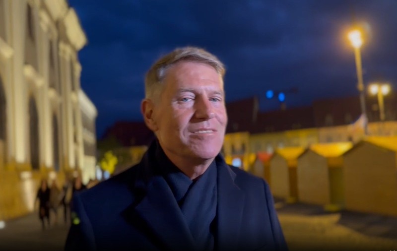 Klaus Iohannis a râs și a refuzat să dialogheze cu presa de Paște, la Sibiu, la două luni după demisia din funcția de președinte