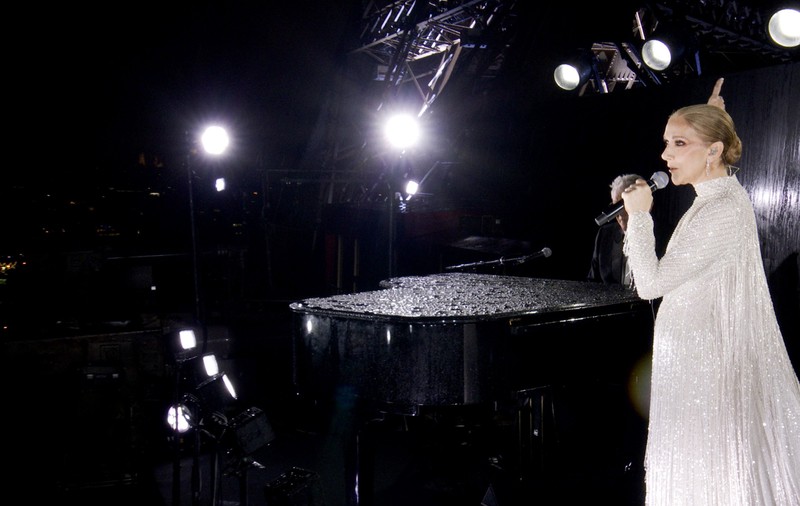 Celine Dion, văzută din profil în timpul concertului de deschidere a Jocurilor Olimpice de la Paris, 2024