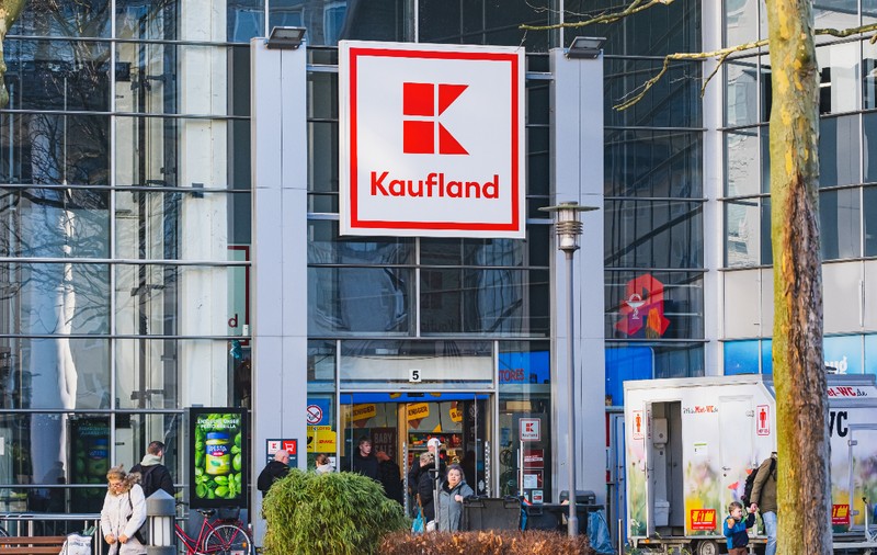 Kaufland lasă clienții să comande mâncare proaspătă direct de la un terminal, ca la fast-food, în Germania