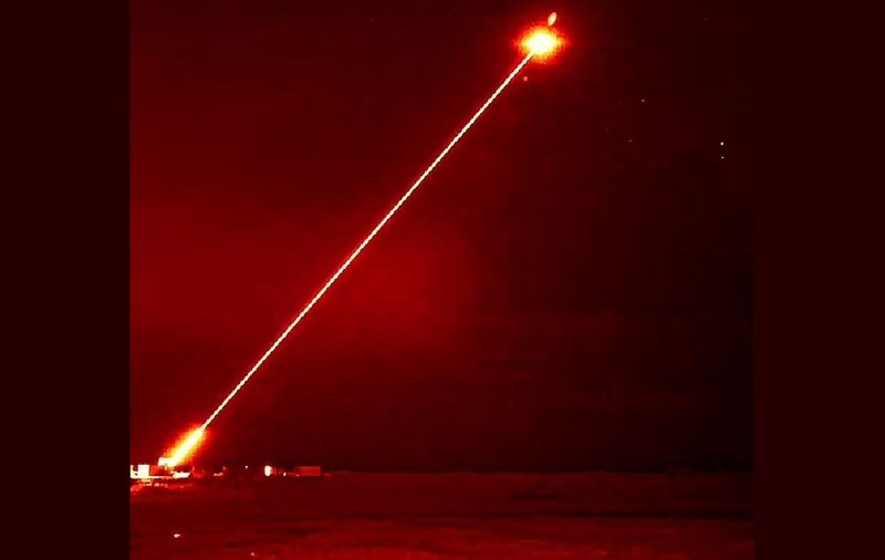 Cum funcționează laserul DragonFire, noua armă a armatei britanice care poate distruge ținte de mărimea unei monede de la un kilometru distanță