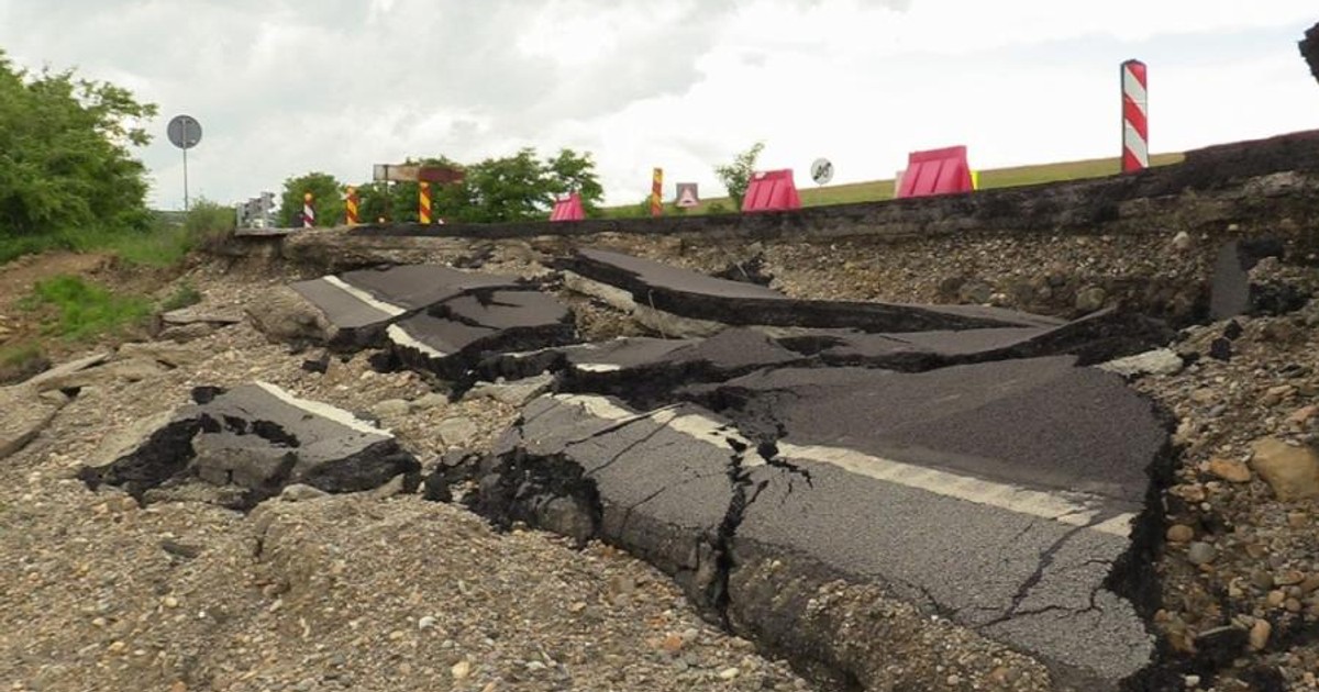 Craterul adânc de trei metri a a apărut în Pasul Mesteacăn