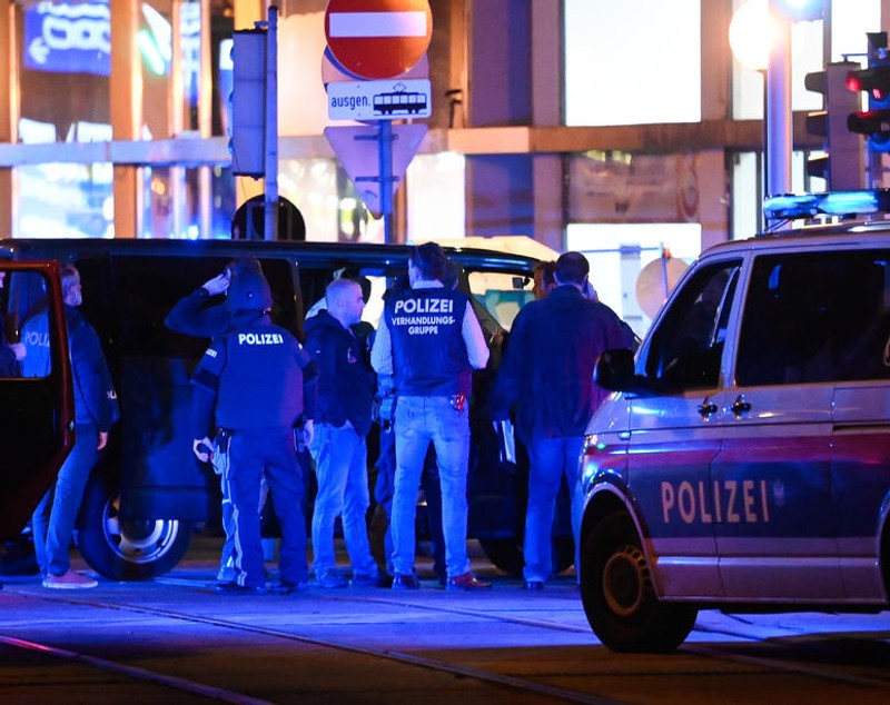 UPDATE | 14 arestări, după atacul terorist din Viena soldat cu 4 morți și 23 de răniți