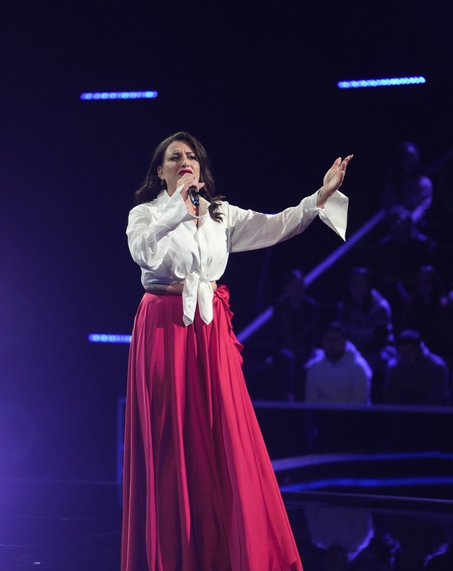 Adriana Dascălu, o româncă stabilită în Spania, care muncește într-o fabrică de conserve, a uimit la X Factor 2025: „E precum Cenușăreasa!”