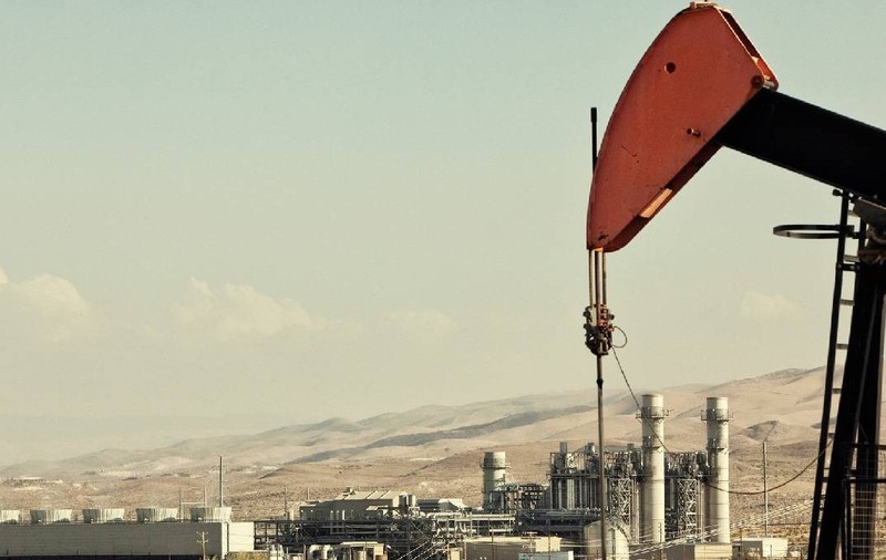 Pompă de petrol și rafinărie în câmpul petrolier. Foto: Profimedia Images