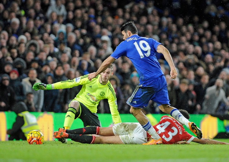 epa05148322 Chelsea's Diego Costa (19) rounds Manchester United goalkeeper David de Gea (L) to score the 1-1 goal against Manchester United during an English Premier League soccer match at Stamford Bridge in London, Britain, 07 February 2016. EPA/GERRY PENNY EDITORIAL USE ONLY. No use with unauthorized audio, video, data, fixture lists, club/league logos or 'live' service. Online in-match use limited to 75 images, no video emulation. No use in betting, games or single club/league/player publications