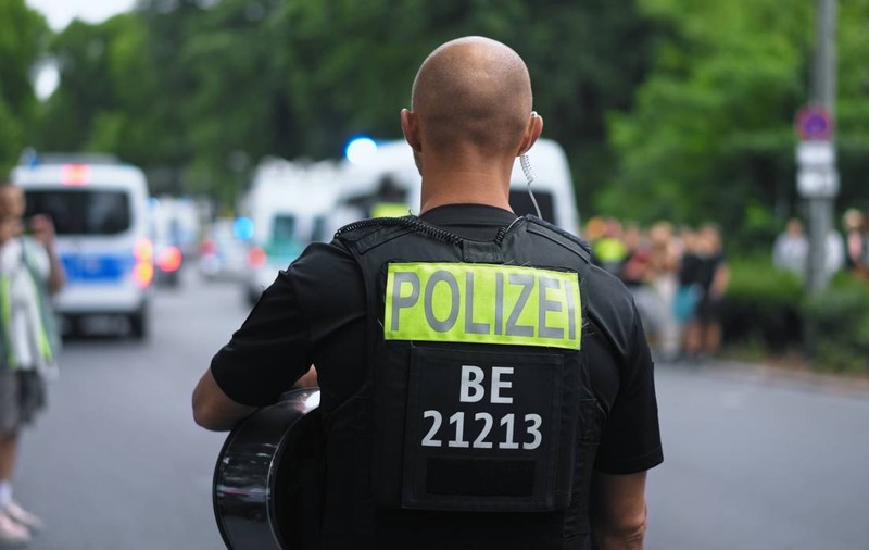 Un șofer l-a mușcat de deget pe bărbatul care era cu el în mașină, iar apoi a intrat cu autoturismul într-un grup de pietoni din Berlin. O persoană a murit