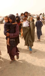 Sute de refugiați pleacă din Afganistan și se tem pentru viața lor. Foto: EPA