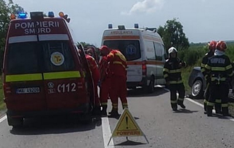 Un bebeluș a murit într-un grav accident rutier între o basculantă cu nisip şi un autoturism, pe DN 19E, în Bihor