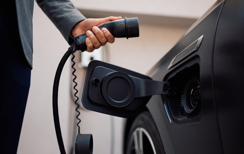 Parcările albastre gratuite pentru mașinile electrice și hibride din București ar putea deveni cu plată. De ce este împărțită opinia șoferilor