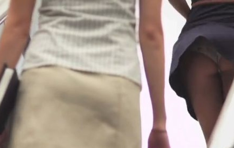 ATENŢIE BĂRBAŢI! Iată CUM TE POŢI UITA SUB FUSTA UNEI FEMEI, fără să TREZEŞTI BĂNUIELI | VIDEO