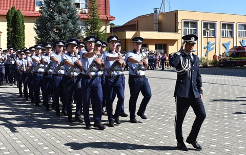 Polițiști defilează