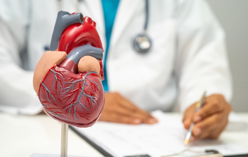 Ce faci seara îți poate afecta inima. Cardiologii explică legătura dintre obiceiuri, tensiune arterială și tratament