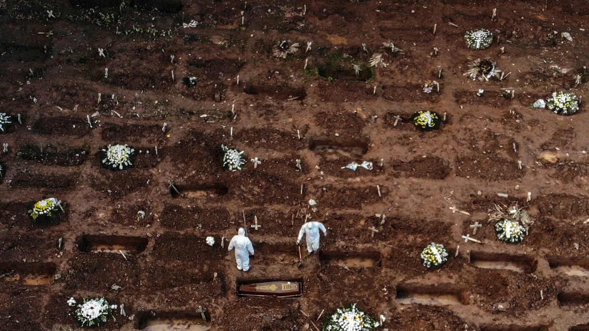O victimă a COVID-19 este îngropată într-un cimitir aflat la nord de Rio de Janeiro FOTO: EPA