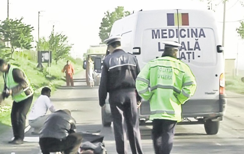 A accidentat mortal doi bărbaţi care îşi reparau maşina
