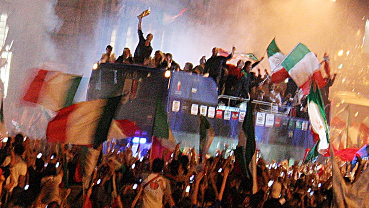 Finala Cupei Mondiale 2006 a fost transmisă la TV în Italia, pentru a ridica moralul oamenilor. Efectul a fost uluitor