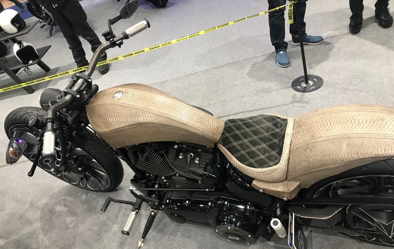 Un bucureștean a învestit 100.000 de euro într-o motocicletă unicat cu piele de șarpe: „O bijuterie pe două roți”