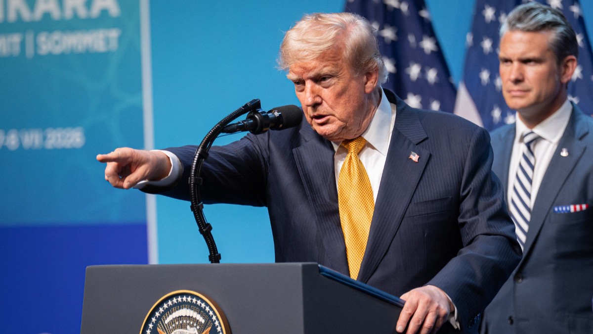 Președintele american Donald Trump, în timpul declarațiilor de presă făcute de la Summitul NATO de la Ankara, poartă un costum albastru și o cravata galbenă