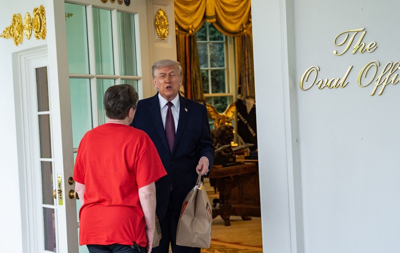 Donald Trump și-a comandat mâncare de la McDonald’s în timpul conferinței de presă și a vorbit despre criza din Ormuz