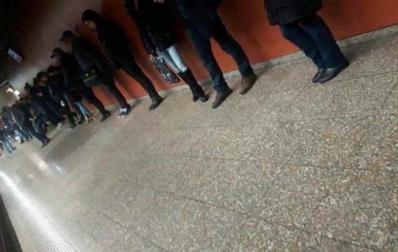 Imaginea zilei, la metroul bucureștean. Călătorii stau lipiți de perete