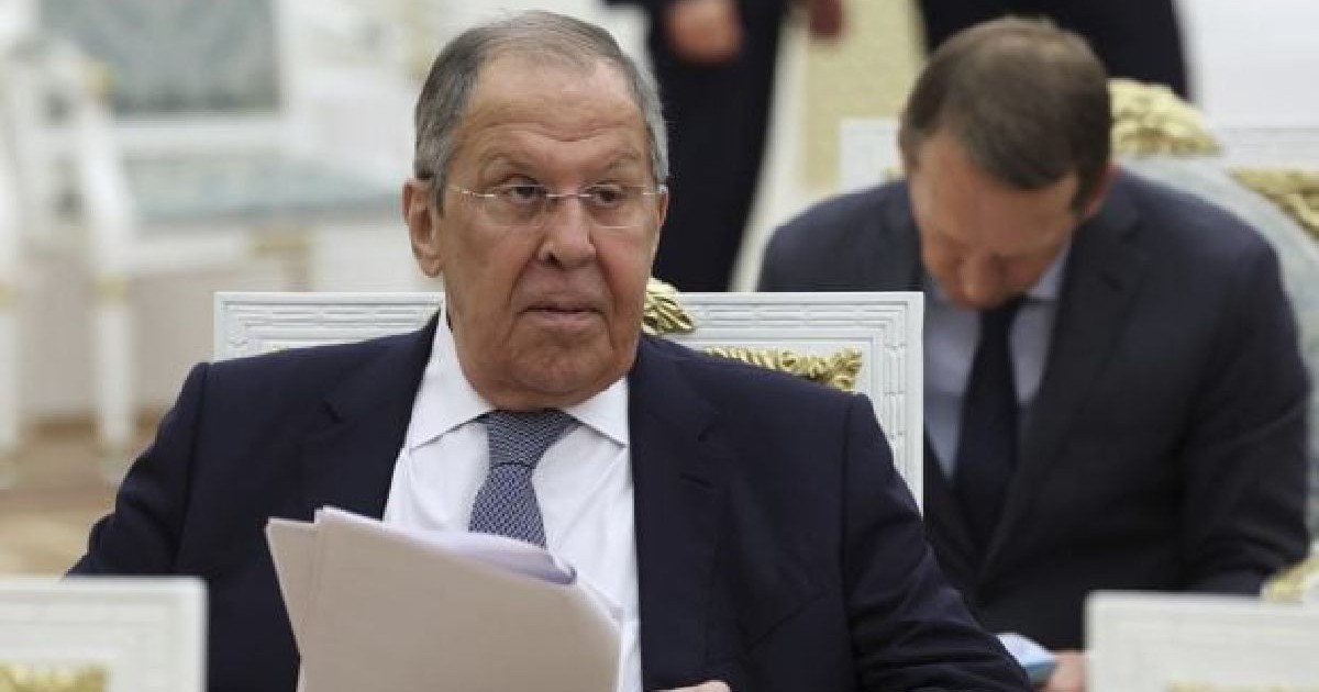 Serghei Lavrov, ministrul rus de externe, în timp ce ține un document în mână
