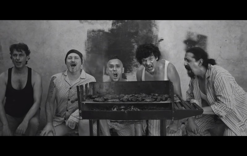 „Aruncăm pe jos cu masca", "Nu virusu’ ne ia din libertate“. Trupa Vama a revenit cu o nouă piesă, intitulată „Pandemie“