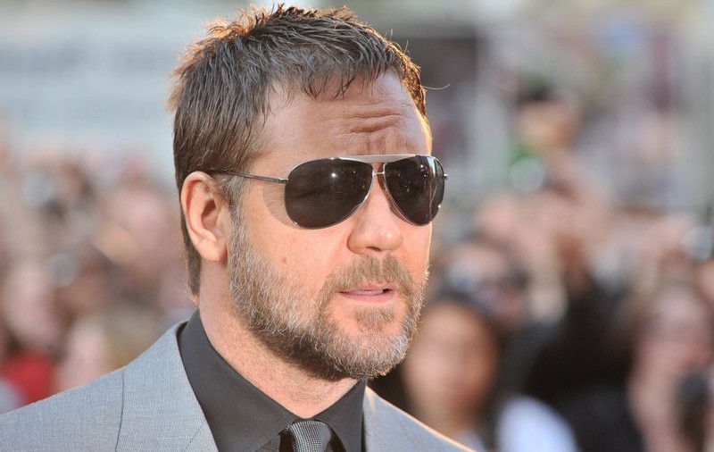 Russell Crowe calcă pe urmele lui Robin Hood 