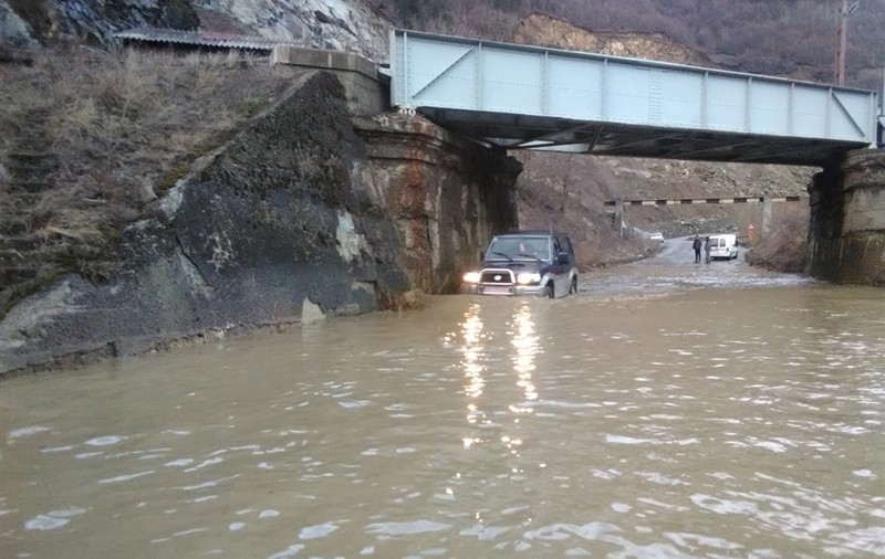 Un drum şi mai multe gospodării din Bistriţa-Năsăud au fost inundate, în urma ploilor abundente