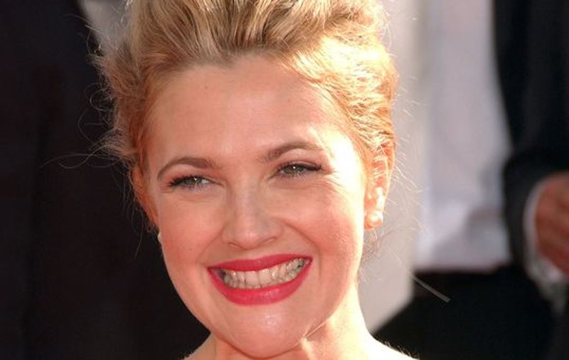 Drew Barrymore ar vrea să plece în lume