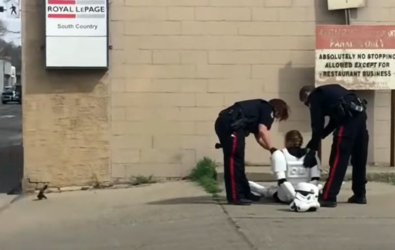 VIDEO | O angajată a unui restaurant din Canada a fost încătușată după ce a dansat în costum de Storm Trooper, având o armă de jucărie