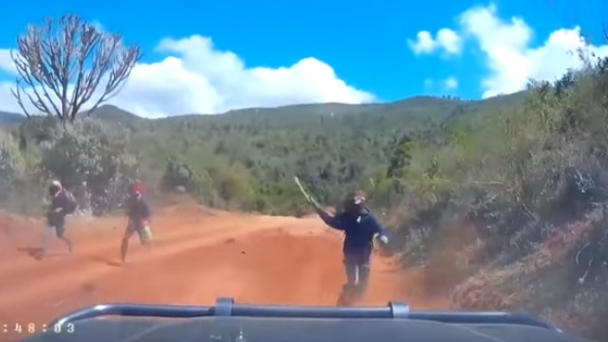Momente de groază pentru niște americani în Kenya. Au fost atacați cu macetele de niște hoți pe care i-au surprins furând!