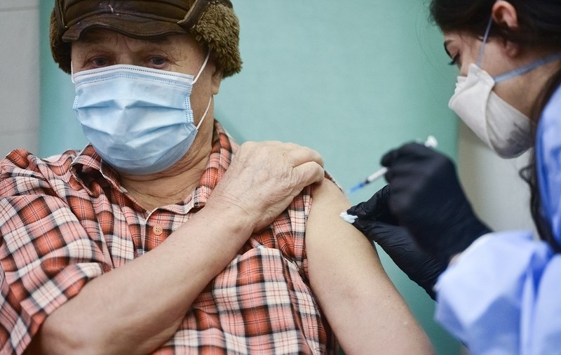 Platforma de programări pentru vaccinarea anti-COVID va fi modificată, astfel încât vârstnicii și persoanele vulnerabile să aibă prioritate