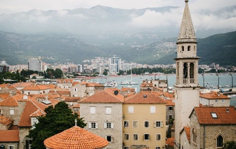 Piața imobiliară din Budva, una dintre cele mai cunoscute și căutate stațiuni turistice din Muntenegru, trece printr-o reconfigurare majoră. Sursă foto: Hepta.